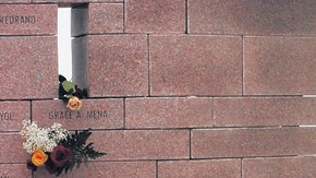 Una placa de recordación del lugar donde se estrelló el fatídico vuelo.