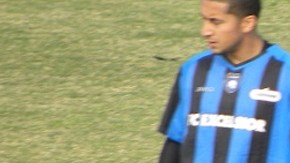 Roy Hernández en acción con su número nueve en la espalda durante un partido de pretemporada con su nuevo equipo, el FC Excélsior de la Segunda División de México.