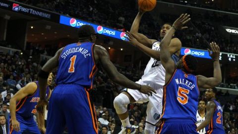 El jugador de los Grizzlies de Memphis Rudy Gay (C) se dirige a la cesta ante Amar'e Stoudemire (i) de los Knicks