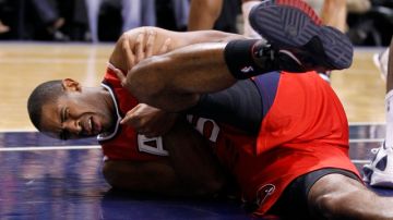 El quisqueyano Al Horford, centro de Atlanta en la NBA, da muestra de dolor tras lesionarse su hombro en un juego contra Indiana.