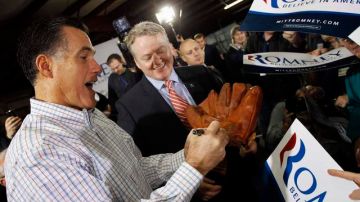 Mitt Romney firma autógrafos a su llegada a Carolina del Sur, acompañado (atras) del tesorero del estado, Curtis M. Loftis Jr.