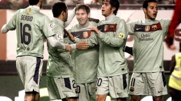 Sergi Roberto (2d), celebra con sus compañeros el segundo gol del Barcelona, que le dio la victoria ayer 2-1 sobre el Osasuna por la Copa del Rey.