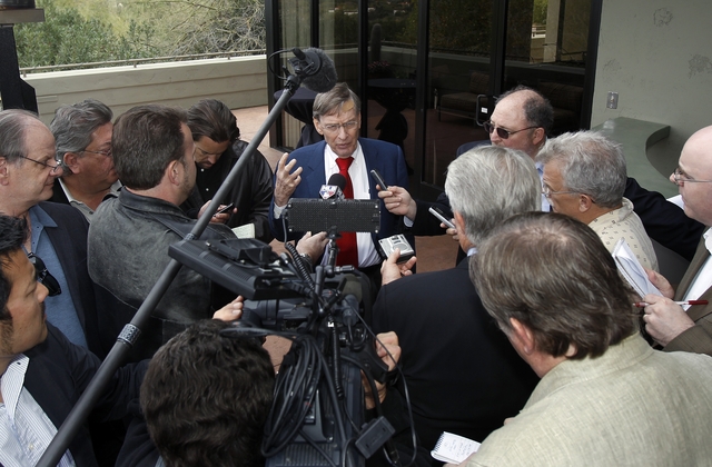 Bud Selig (centro) mientras hablaba ayer con la prensa, tras su confirmación como comisionado de Béisbol.