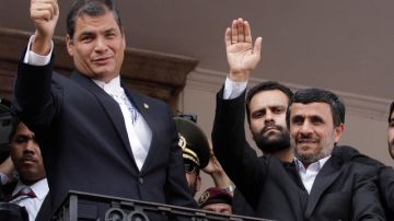 El presidente Rafael Correa, izquierda junto a su homólogo iraní  Mahmoud Ahmadinejad saludan desde el balcón de la casa de Gobnierno, en Quito.