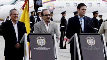 El ministro ecuatoriano de Defensa, Javier Ponce (c), el ministro coordinador de la Seguridad Interna y Externa de Ecuador, vicealmirante Homero Arellano (i), y el ministro de Defensa de Colombia, Juan Carlos Pinzón (d),  en Bogotá.