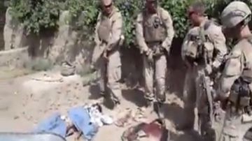 La imagen tomada de un video colocado en la internet  por un usuario de YouTube identificado como "semperfiLoneVoice", muestra a cuatro soldados uniformados orinando sobre tres cadáveres