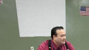 Empleados de USCIS explican a residentes del Valle el proceso para la naturalización.