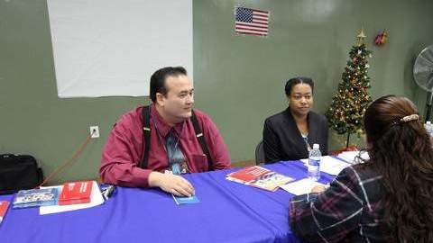 Empleados de USCIS explican a residentes del Valle el proceso para la naturalización.