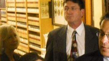 El sheriff Ross Mirkarimi dijo que los cargos son infundados y se presentó junto con su esposa.