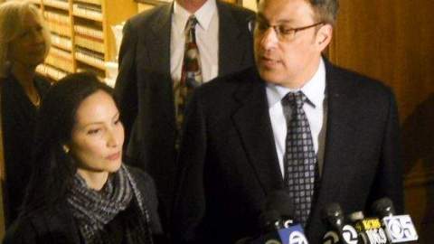 El sheriff Ross Mirkarimi dijo que los cargos son infundados y se presentó junto con su esposa.