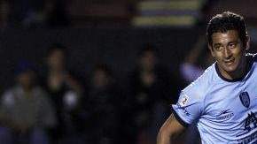 El jugador de San Luis, Alfredo David Moreno, celebra una anotación ante Estudiantes.