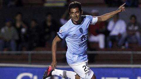 El jugador de San Luis, Alfredo David Moreno, celebra una anotación ante Estudiantes.