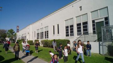Grupo de estudiantes a la salida de la escuela primaria William Kelso, de la ciudad de Inglewood.