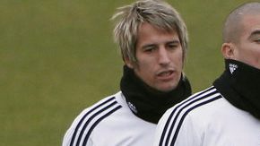 El defensa  del Real Madrid Marcelo Vieira (der.) con  Pepe y Fabio Coentrao  durante el entrenamiento del equipo de ayer.