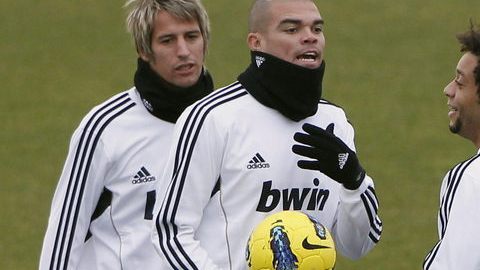 El defensa  del Real Madrid Marcelo Vieira (der.) con  Pepe y Fabio Coentrao  durante el entrenamiento del equipo de ayer.