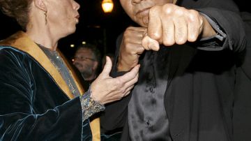 Muhammad Ali pose con su esposa Lonnie, en noviembre del 2005, año en que abrió el Centro Muhammad Ali, en Louisville, Kentucky.