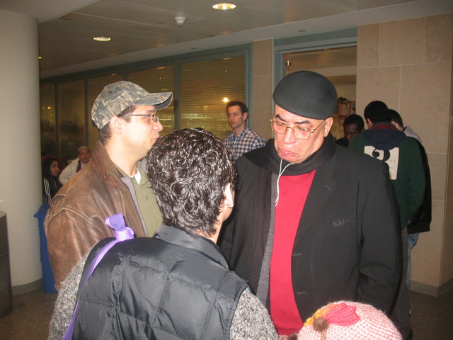 Dionisio Báez, padre de Dionis, conversa con algunas de las personas que fueron a verificar su compatibilidad.