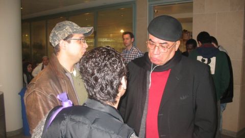 Dionisio Báez, padre de Dionis, conversa con algunas de las personas que fueron a verificar su compatibilidad.