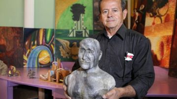 El artista salvadoreño se ha destacado como pintor y escultor.