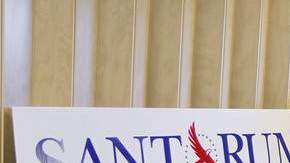 El precandidato presidencial republicano y ex senador de Pennsylvania Rick Santorum, arriba a la oficina de su campaña en en Greenville, Carolina del Sur.