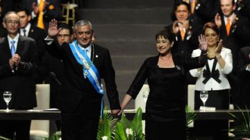 El nuevo presidente de Guatemala, Otto Pérez Molina (i), saluda junto a su esposa Rosa Leal de Pérez (d), durante su investidura.