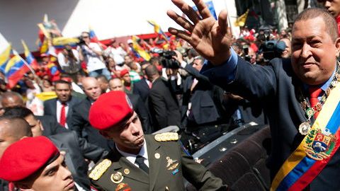 El presidente de Venezuela, Hugo Chávez, saluda a simpatizantes  a su llegada el viernes a la sede de la Asamblea Nacional en Caracas.