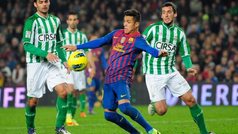 El chileno Alexis Sánchez, aquí marcado por dos hombres del Betis, fue determinante ayer para que el cuadro 'culé' ganara en el Camp Nou.