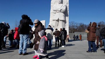 Mientras en Nueva York diferentes congregaciones religiosas rendían homenaje a Martin Luther King, en Washington aumentaban los visitantes al monumento en memoria del fallecido líder de los derechos civiles en el 83 aniversario de su nacimiento.
