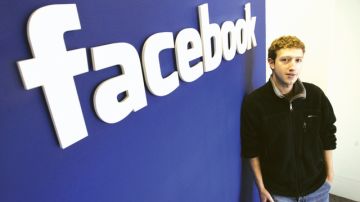 El fundador de Facebook, Mark Zuckerberg  aparece en una foto tomada en Palo Alto, California el 5 de febrero del  2007.