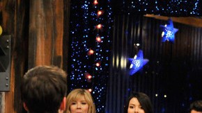 La primera dama Michelle Obama junto al elenco de  'I Carly'.