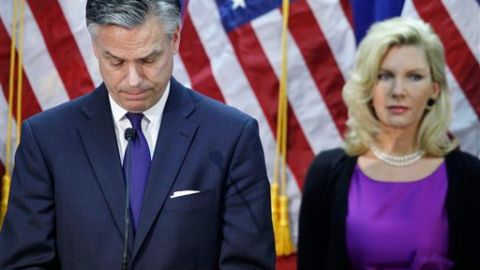 Jon Huntsman realizó una conferencia de prensa hoy para confirmar fielmente lo que varias fuentes revelaron anoche: que no va más. A su lado estuvo su esposa Mary Kaye Huntsman.