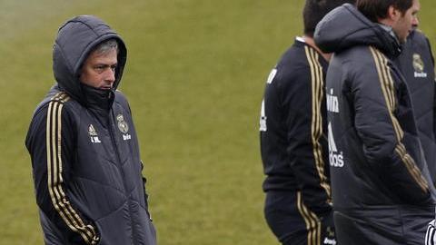 José Mourinho (izq.), entrenador del Real Madrid, y Cristiano Ronaldo conversan durante el entrenamiento de ayer en Valdebebas.