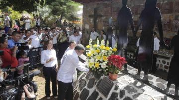 El presidente salvadoreño, Mauricio Funes (c), coloca una ofrenda floral,  durante un acto de conmemoración de los 20 años de la firma de los Acuerdos de Paz (1992) en el caserío El Mozote, en el departamento de Morazán.