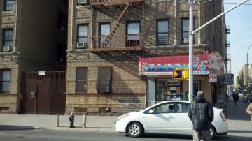 Edificio de la avenida Valentine, en El Bronx, donde decenas de inquilinos fueron evacuados ayer por presencia de altos niveles de monóxido de carbono.
