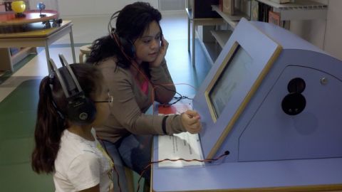 La pequeña Lizeth junto a la voluntaria Guadalupe.