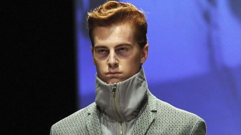 Un modelo desfila por la pasarela con una creación de la colección otoño invierno 2012-13 de la marca Gazzarrini,
