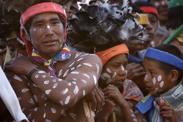Indígenas Tarahumaras durante una procesión de Semana Santa en la villa de Norogachi, México, el 21 de marzo de 2008.