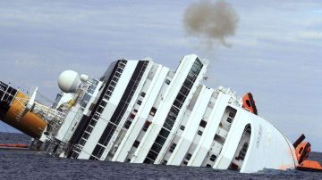Una columna de humo sale del casco del crucero "Costa Concordia", como consecuencia de los explosivos utilizados por los servicios de rescate para volar los escombros.