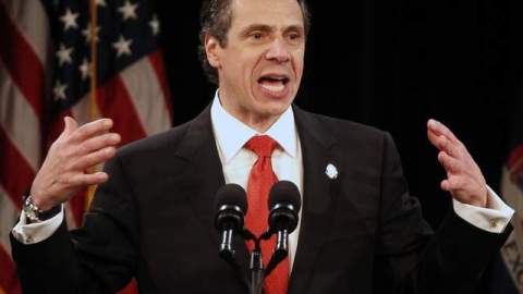 El Gobernador Andrew Cuomo presentó ayer su presupuesto para el próximo año fiscal con incrementos en los fondos para la educación y el Medicaid.