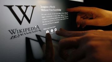 Un usuario comprueba que la página en inglés de Wikipedia lidera el "apagón virtual".