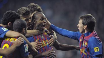 El defensa del FC Barcelona Eric Abidal celebra su gol.