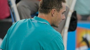 John Isner (2.06 metros de estatura), se despide de David Nalbandián después de eliminarlo del Abierto de Australia en cinco sets.