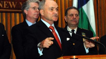 El Comisionado de Policía, Raymond Kelly, y el Fiscal del Distrito de Manhattan, Cyrus Vance (atrás) durante la conferencia en que se anunció el operativo contra la organización delictiva.