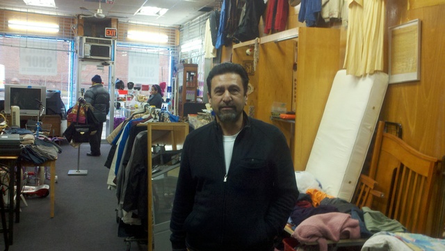 George Davido, propietario de la tienda Kingsbridge Thrift Shop, localizada frente al Kingsbridge Armory.