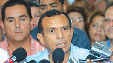 El presidente Porfirio Lobo habla con los periodistas a la salida de la Casa de Gobierno en Tegucigalpa.