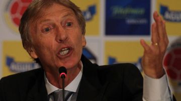 El argentino José Néstor Pekerman habla ante los medios de comunicación en Bogotá, donde fue presentado  como nuevo entrenador de la selección colombiana.
