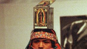 Una mujer tarahumara luce su atuendo típico.