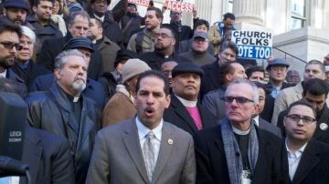 El  concejal y pastor evangélico Fernando Cabrera, durante una protesta en Manhattan.