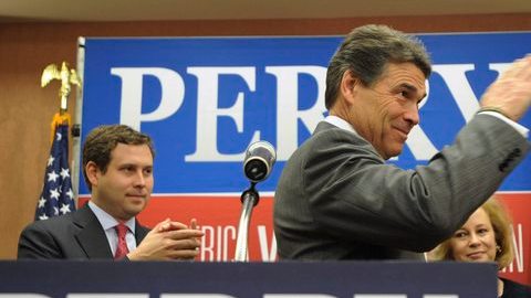 El gobernador de Texas, Rick Perry, (centro) se despide de sus simpatizantes.