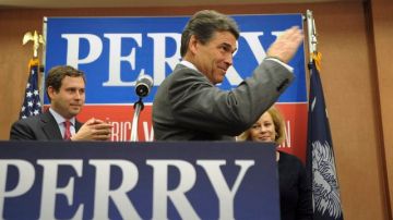 El gobernador de Texas, Rick Perry, (centro) se despide de sus simpatizantes.
